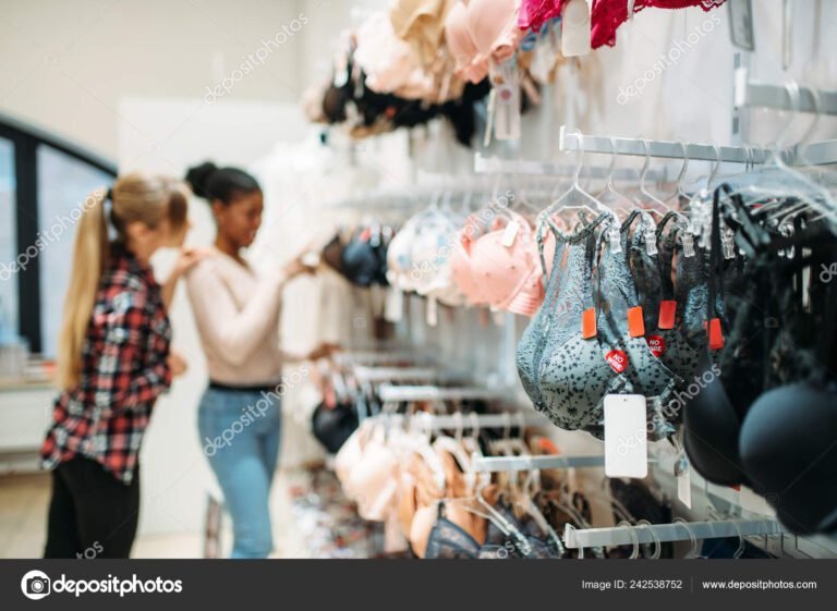 mujer eligiendo ropa interior en tienda