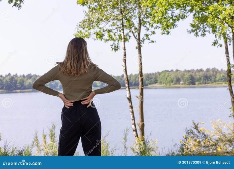 mujer reflexionando en un paisaje tranquilo