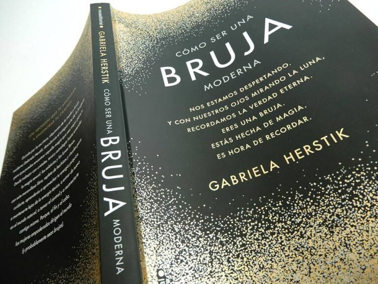 mujeres empoderadas con elementos de brujeria