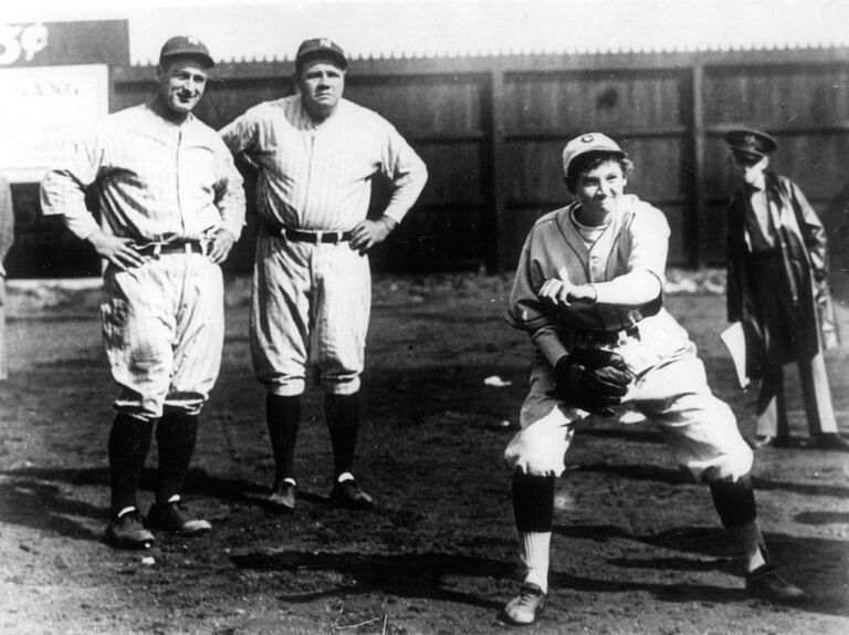 mujeres jugando beisbol en equipo vintage