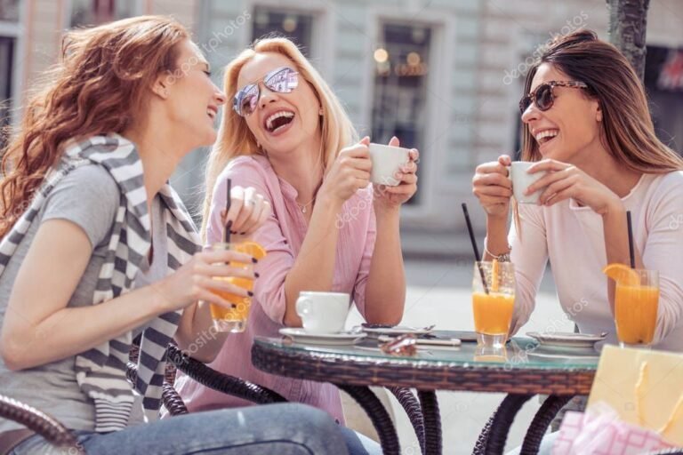 mujeres riendo en un cafe