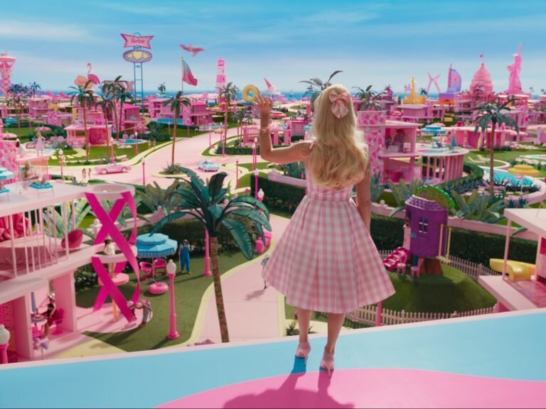 munecas barbie coloridas en un paisaje divertido