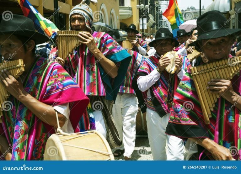 musicos en concierto con instrumentos coloridos