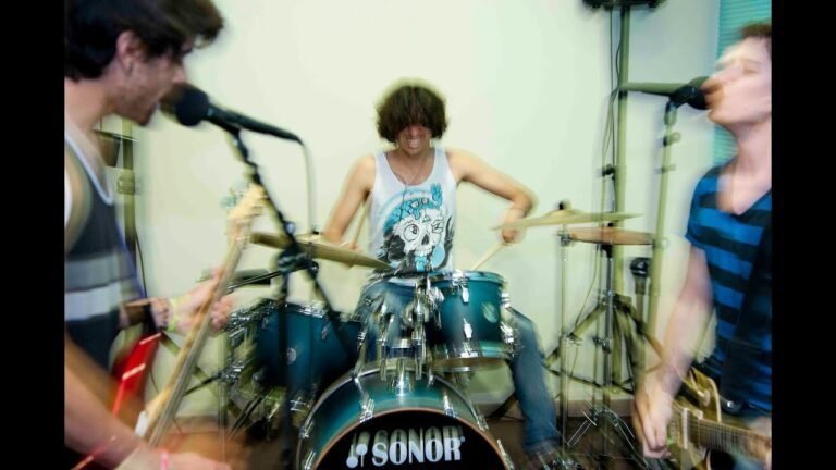 musicos ensayando en una sala moderna