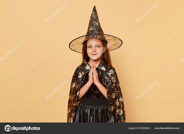 Cómo elegir el mejor disfraz de bruja para niña este Halloween 5 nina con disfraz de bruja encantadora