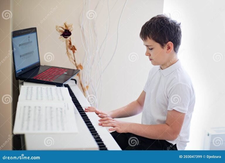 Cómo enseñar el himno nacional argentino en piano a un niño 20 nino tocando piano con partituras musicales