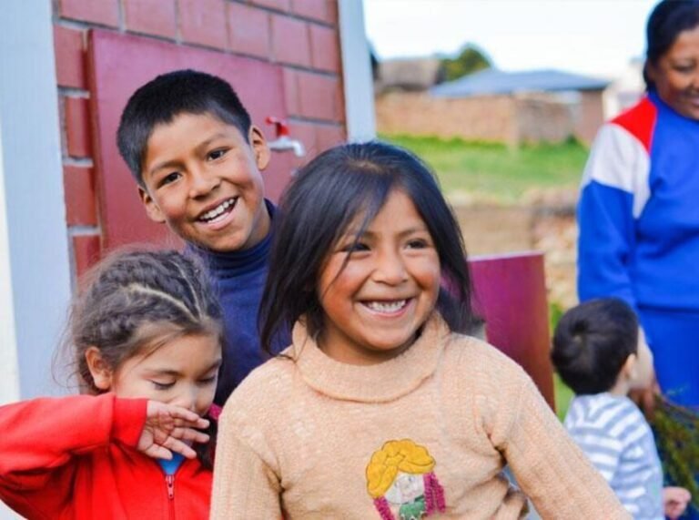 ninos de diversas culturas unidos en alegria