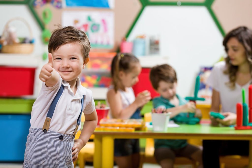 Cuándo Comienzan las Clases Presenciales en Argentina Este Año 1 ninos felices en un aula escolar