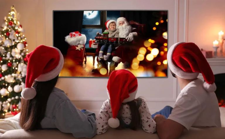 ninos viendo videos navidenos en familia