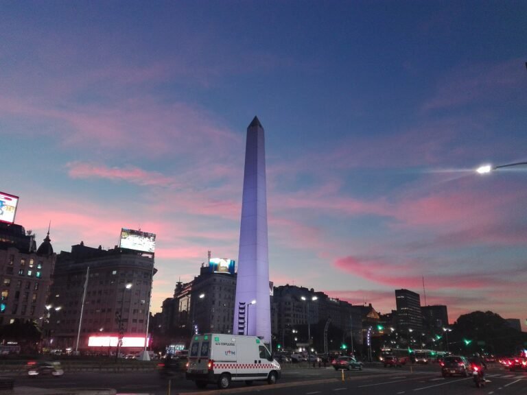 obelisco de buenos aires al atardecer