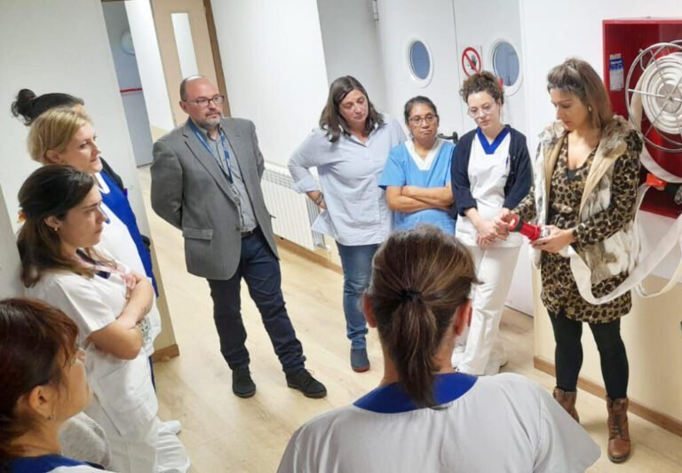 oficina con empleados evacuando por incendio