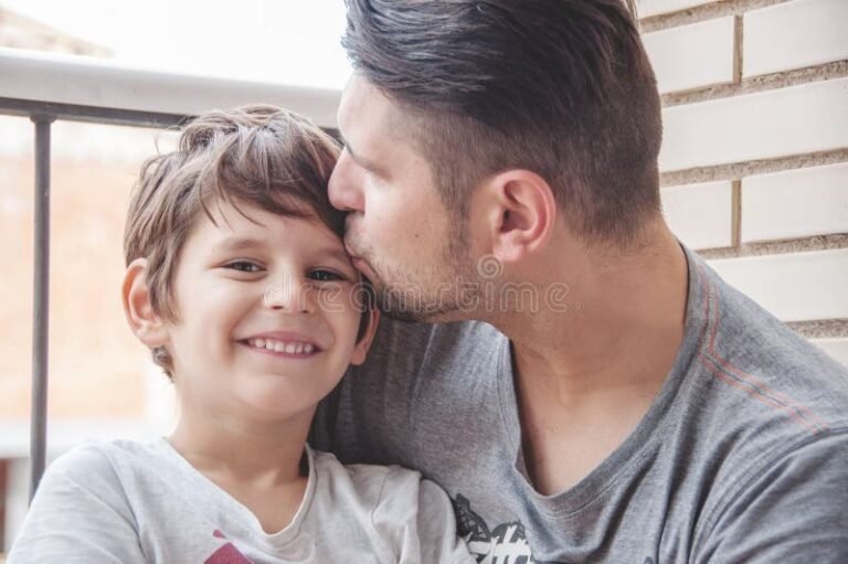 Cómo celebrar el Día del Padre con un mensaje para papá 6 padre e hijo compartiendo un momento feliz