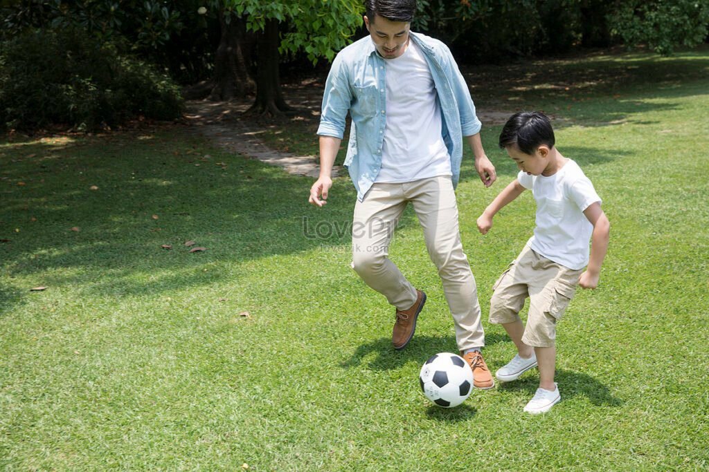 Qué es "El salto de papá" de Martín Sivak y de qué trata 1 padre e hijo jugando en el parque
