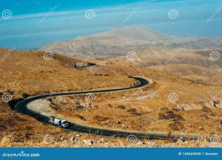 paisaje de montana con ruta serpenteante