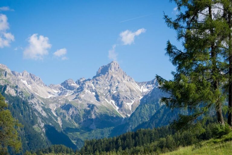 paisaje montanoso con variaciones climaticas