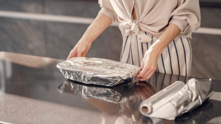 De qué lado debe ir el papel aluminio al cocinar 7 papel aluminio brilloso y mate en cocina