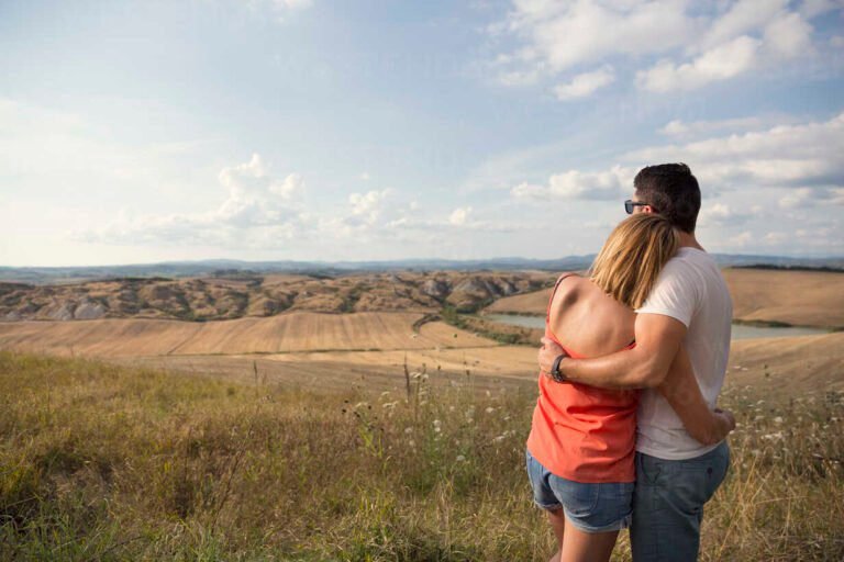 Cuáles son las mejores poses para hacer con tu pareja 7 pareja abrazada en un paisaje romantico 1