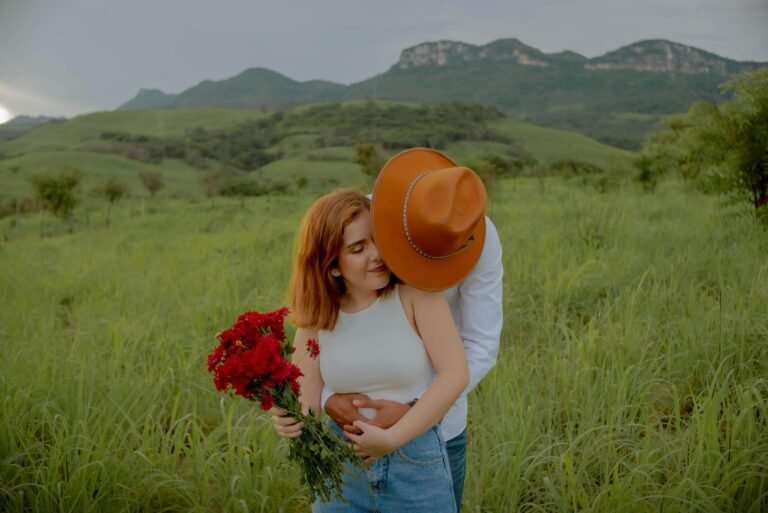 Qué Significa Soñar Que Tu Pareja Te Es Infiel y Su Interpretación 1 pareja abrazandose en un paisaje sereno