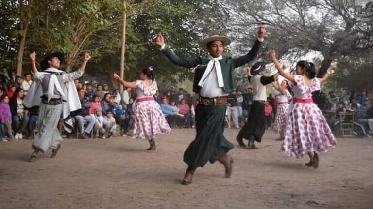 pareja bailando chacarera en un festival