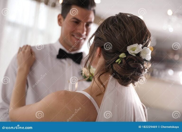 pareja bailando en un ambiente festivo
