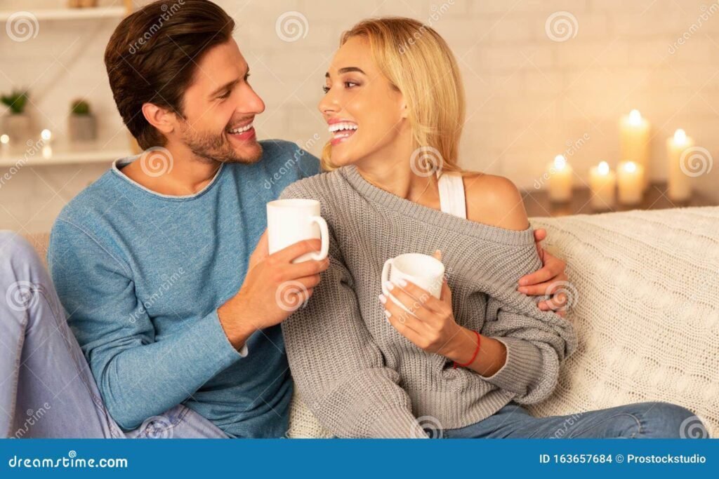 Por qué La película "A él no le gustas tanto" es un clásico de comedia romántica 1 pareja riendo en un cafe romantico