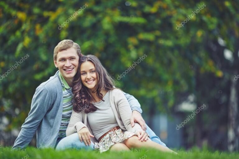 pareja romantica en un entorno natural