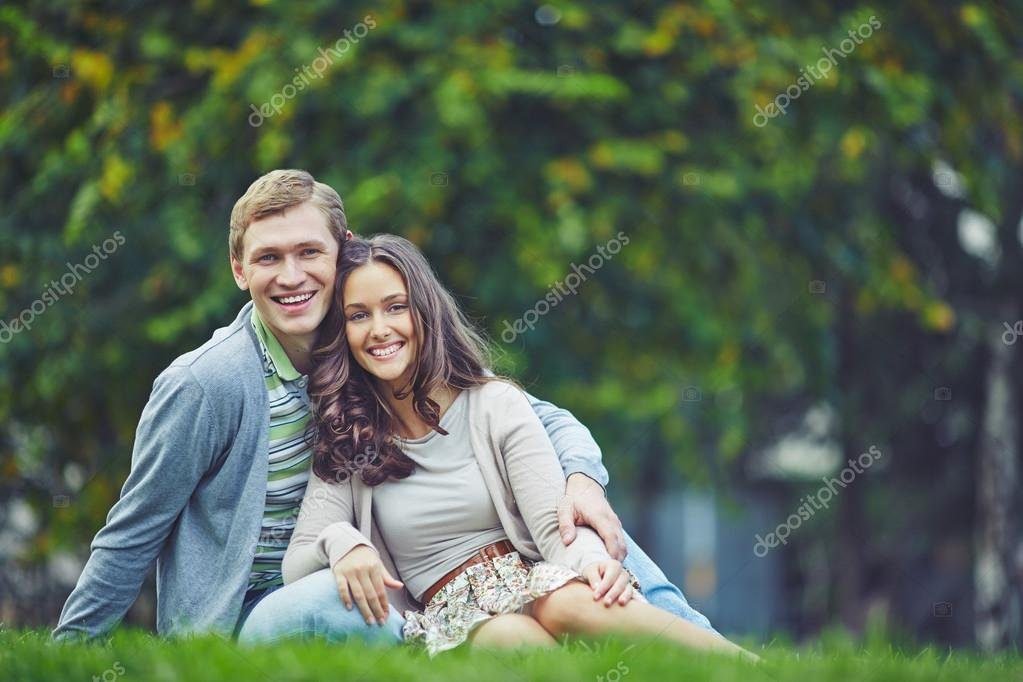 Dakota Johnson y Chris Martin son pareja actualmente 1 pareja romantica en un entorno natural