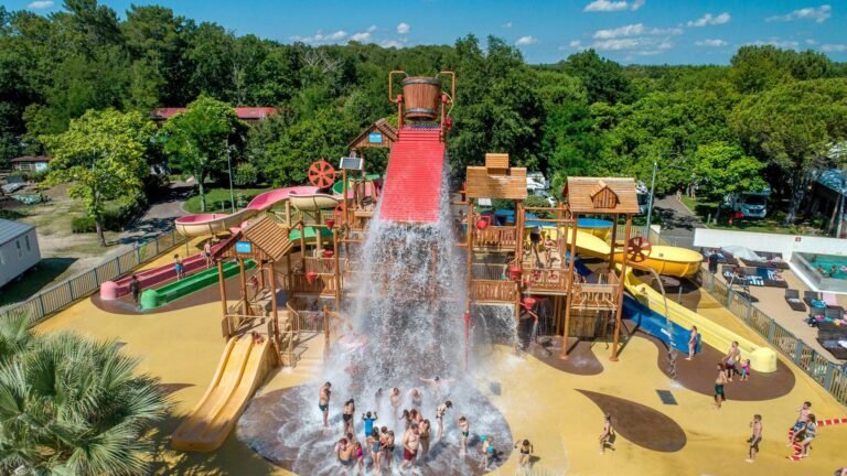 parque acuatico con toboganes y diversion