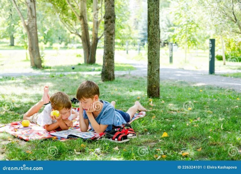 parque verde con mantas y picnic