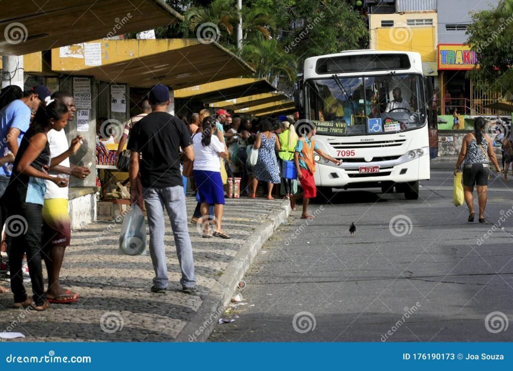 Cuánto cuesta un pasaje a Mar del Plata desde diferentes ciudades 1 pasajeros esperando en la terminal de autobuses