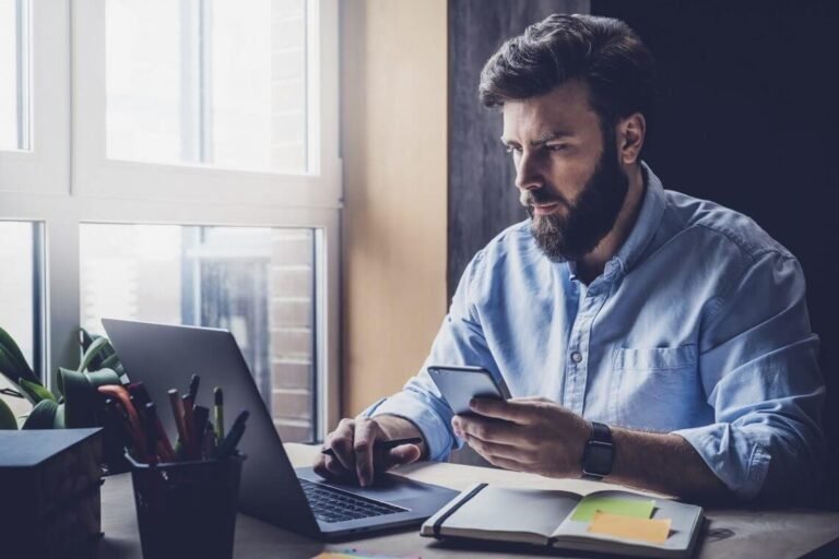 persona consultando sobre obra social