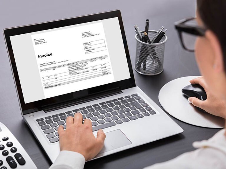 Cómo hacer facturas fáciles para disfrutar con el mate 21 persona creando factura con una laptop
