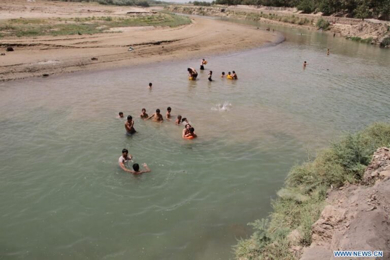 persona refrescandose con agua en verano