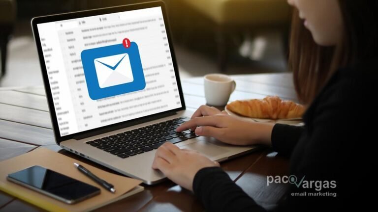 persona revisando su correo electronico