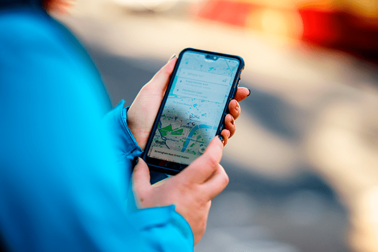 persona usando una app de movilidad urbana