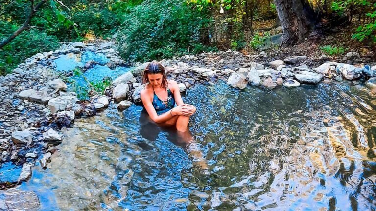 personas disfrutando de aguas termales naturales
