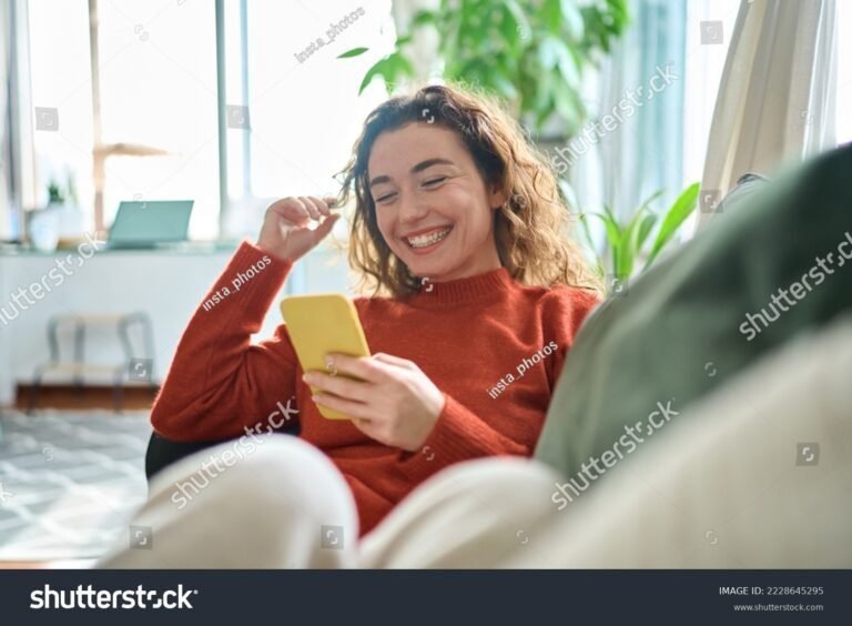 personas riendo con sus telefonos en mano