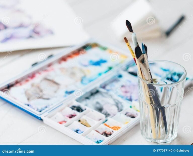 pinceles y colores sobre una mesa creativa