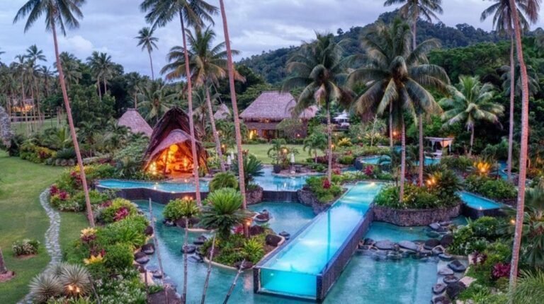 piscina de lujo en resort tropical