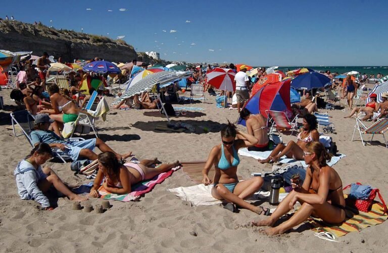 playa argentina con familias disfrutando vacaciones