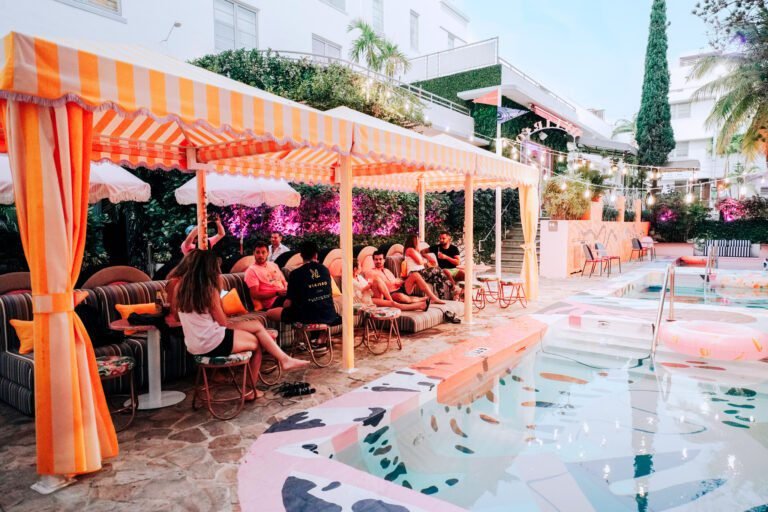 playa de south beach con coloridos hostels