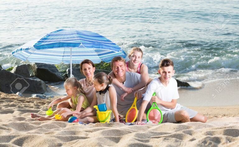 playa soleada con sombrillas y familias