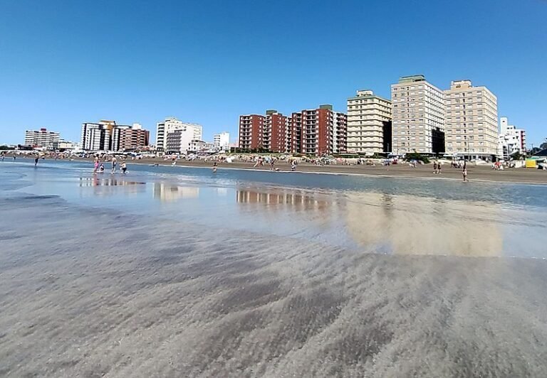 playa soleada en mar de ajo