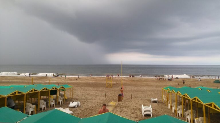 Qué actividades y atracciones ofrece Mar de Luna en Villa Gesell 5 playa tranquila al atardecer en villa gesell 1