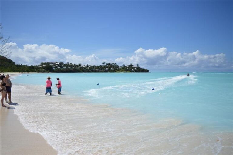 Qué lugares turísticos y actividades se pueden disfrutar en St John's, Antigua y Barbuda 14 playas paradisiacas de antigua y barbuda