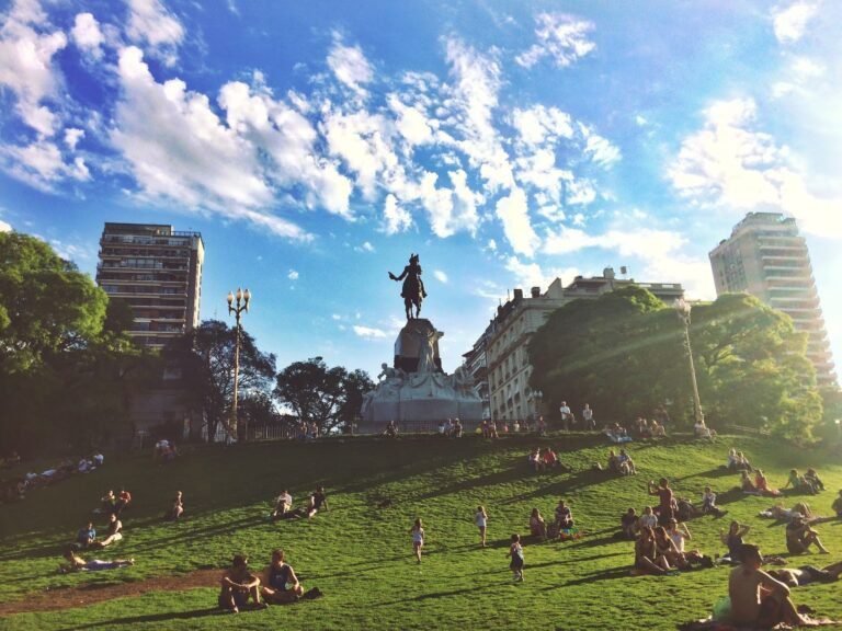 plaza vicente lopez con gente disfrutando
