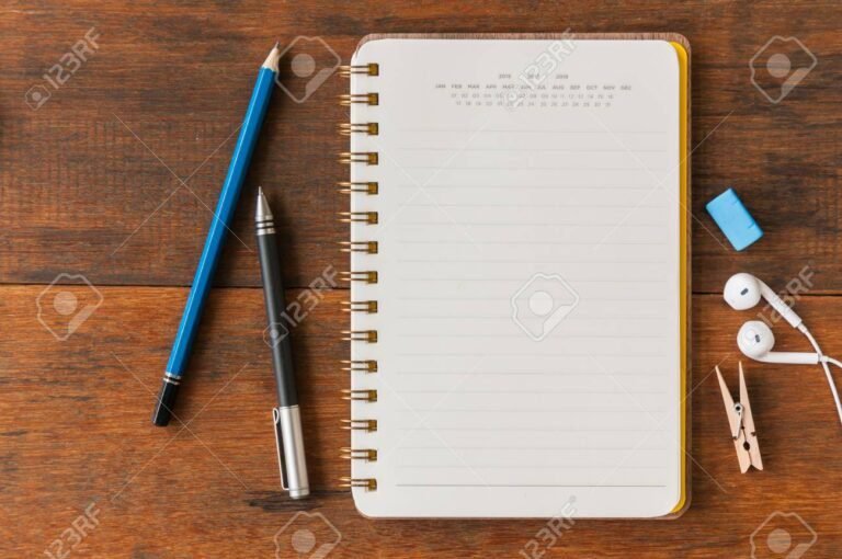 Cómo se escribe correctamente: encerio o en serio 6 pluma y cuaderno sobre una mesa