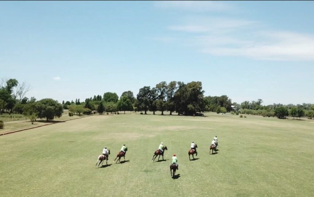 Qué servicios ofrece La Estacada Polo & Lodge en Argentina