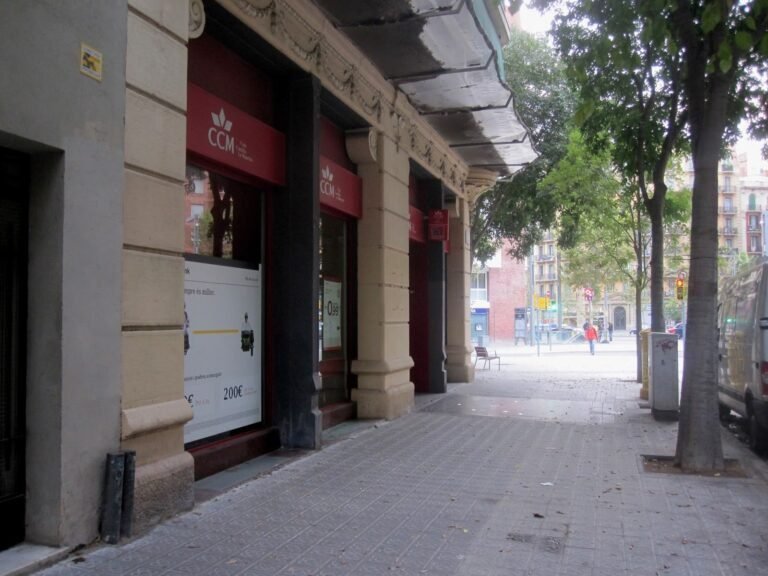 A qué hora abren los bancos en Argentina Descubrí sus horarios 1 puerta de banco con reloj marcando tiempo