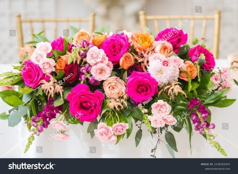 Cómo sorprender a alguien con flores naturales en su cumpleaños 27 ramo de flores coloridas en una mesa